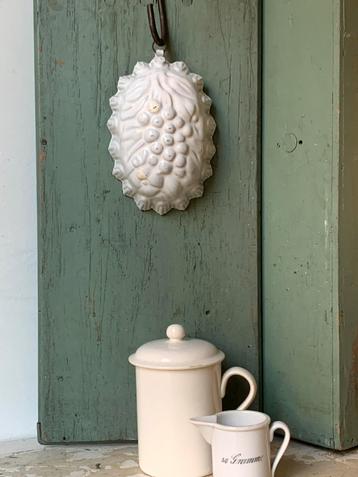 Oude wit emaille puddingvorm beschikbaar voor biedingen