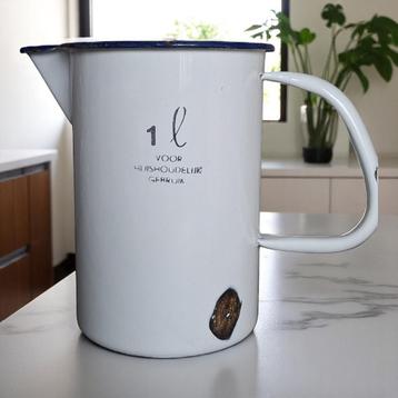 Schenkkan 1 liter van wit emaille beschikbaar voor biedingen