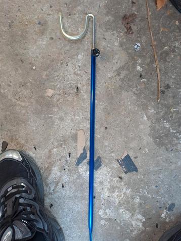 Blauwe hengelsteun beschikbaar voor biedingen