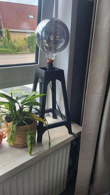 Industriële lamp met grote bol & voet beschikbaar voor biedingen