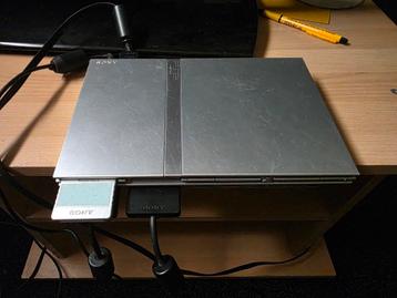 PS2 Slim Zilver + 2 Controllers + 19 Games beschikbaar voor biedingen