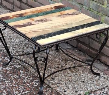 Bijzettafel. Marmer blad. Smeedijzer basis.  Ca '50/'70. beschikbaar voor biedingen