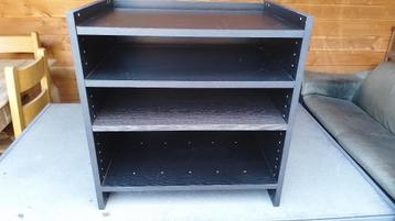 bijna gratis: oud houten zwart houten audio / tv meubel