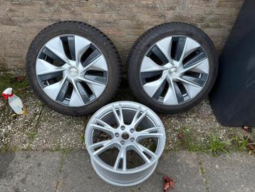3x Originele Tesla Model Y 19 inch gemini velgen winterband beschikbaar voor biedingen