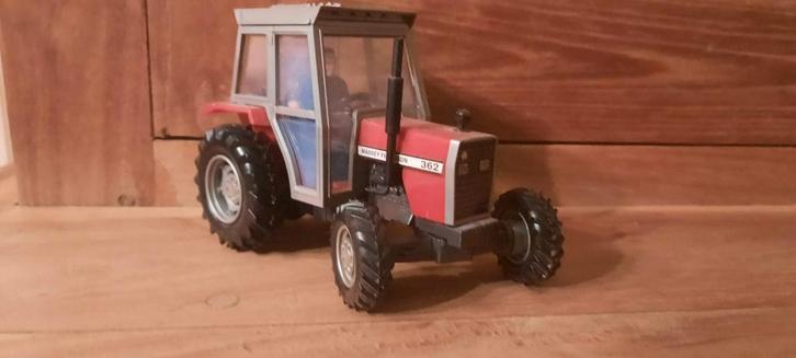 Massey ferguson 362, Hobby en Vrije tijd, Modelauto's | 1:32, Zo goed als nieuw, Tractor of Landbouw, Overige merken, Ophalen of Verzenden