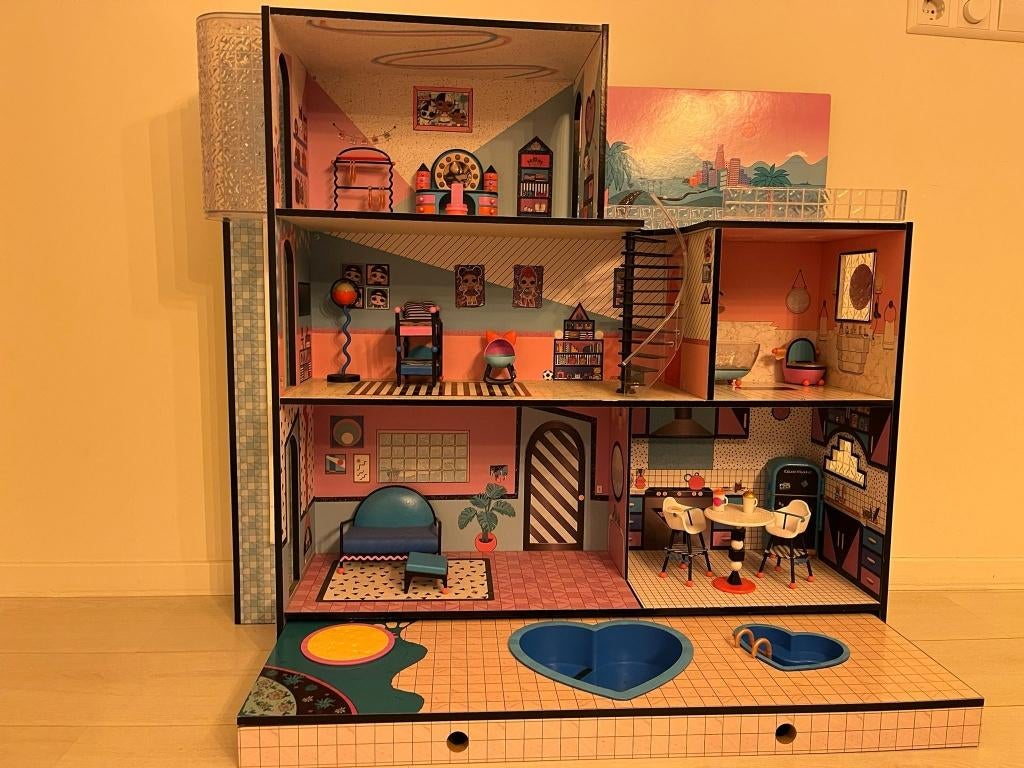 LOL Surprise OMG poppenhuis met lift en zwembaden, Ophalen, Zo goed als nieuw, Poppenhuis