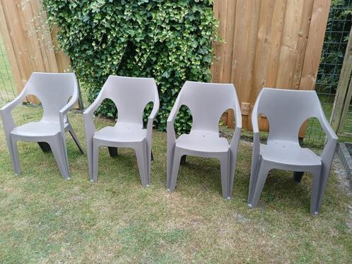 4 Tuinstoelen Kaki / Beige - Stapelbaar, Tuin en Terras, Tuinstoelen, Gebruikt, Plastic, Stapelbaar, Ophalen