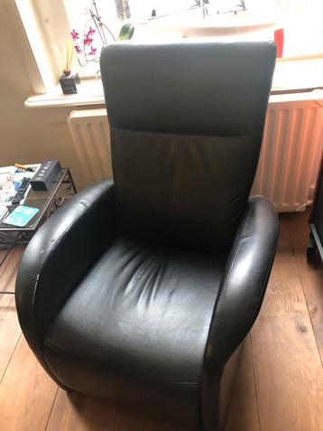 2 zwarte leren relaxfauteuils beschikbaar voor biedingen