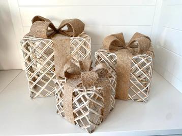 kerst Cadeauset met verlichting van 3 beige - wit beschikbaar voor biedingen