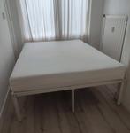 Bed van 140 x 190 cm inclusief matras, Huis en Inrichting, Slaapkamer | Bedden, Ophalen, Tweepersoons, Zo goed als nieuw, Metaal