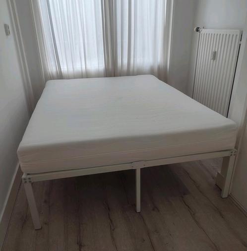 Bed van 140 x 190 cm inclusief matras, Huis en Inrichting, Slaapkamer | Bedden, Zo goed als nieuw, Tweepersoons, 140 cm, 190 cm of minder
