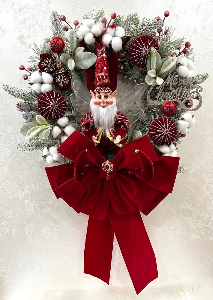 Sfeervolle Kerstkrans met Rode Strik en Elf, Huis en Inrichting, Woonaccessoires | Kransen, Nieuw, Ophalen of Verzenden