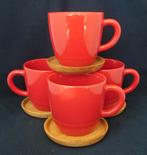 Höganäs Svensk Form Sedan 1909 - rode bekers met onderzetter, Huis en Inrichting, Keuken | Servies, Ophalen of Verzenden, Keramiek