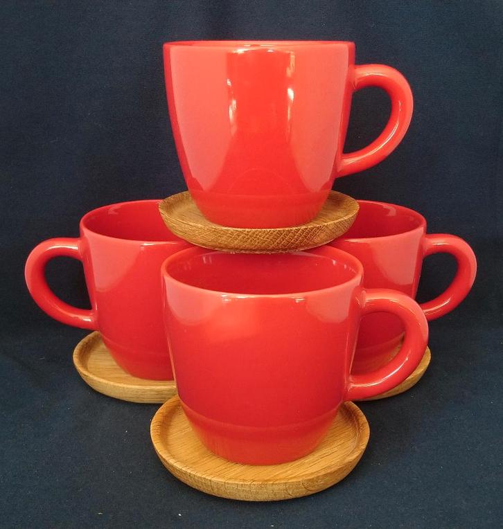 Höganäs Svensk Form Sedan 1909 - rode bekers met onderzetter, Huis en Inrichting, Keuken | Servies, Kop(pen) en/of Schotel(s)