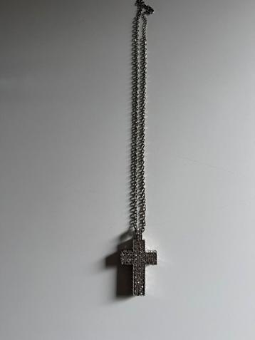 Ketting met groot kruis beschikbaar voor biedingen