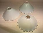 Melkglazen lampenkappen met geschulpte rand prijs voor drie, Ophalen, Wit, Rond, Zo goed als nieuw