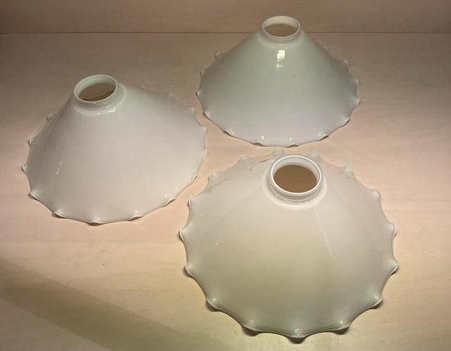Melkglazen lampenkappen met geschulpte rand prijs voor drie, Huis en Inrichting, Lampen | Lampenkappen, Zo goed als nieuw, Minder dan 25 cm