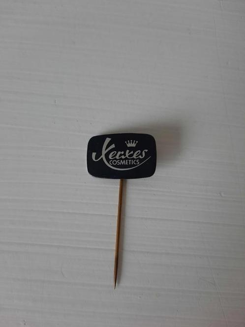 Xerxes Cosmetics Zwart Aluminium Speldje, Verzamelen, Speldjes, Pins en Buttons, Zo goed als nieuw, Speldje of Pin, Merk, Ophalen of Verzenden