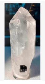 Bergkristal punt 13 cm hg. 400 gr. op voetje kan dus staan, Verzamelen, Mineralen en Fossielen, Ophalen of Verzenden, Mineraal