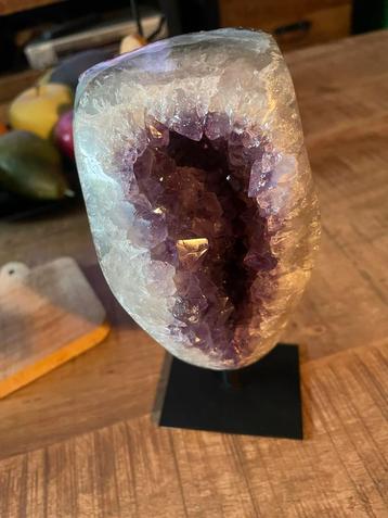 Amethist Geode op Standaard beschikbaar voor biedingen
