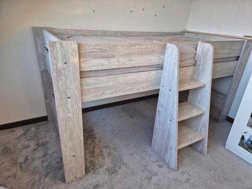 Stevige nette lichtgrijze halfhoogslaper met lattenbodem, Kinderen en Baby's, Kinderkamer | Stapelbedden en Hoogslapers, Zo goed als nieuw
