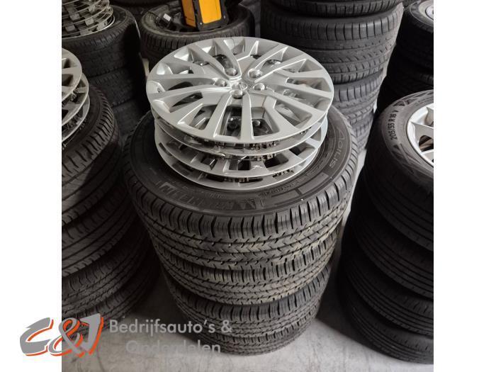 Velgen set + banden van een Opel Vivaro, Auto-onderdelen, Banden en Velgen, Personenwagen, Gebruikt, 3 maanden garantie, Ophalen of Verzenden