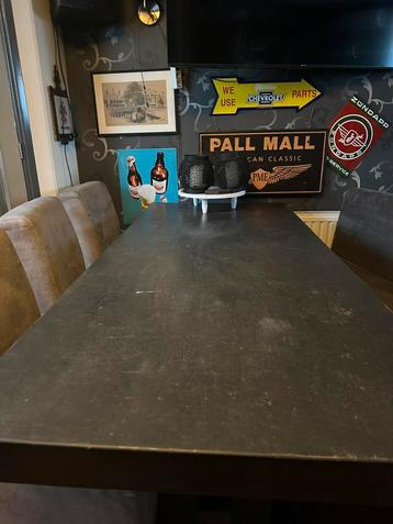 Tafel met stoelen + bank beschikbaar voor biedingen