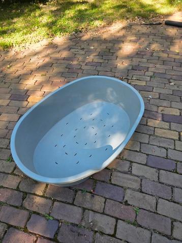 Te koop kunstoffen hondenmand  beschikbaar voor biedingen