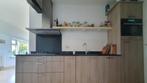 Moderne rechte houtlook keuken met natuursteen GEDEMONTEERD