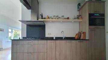 Moderne rechte houtlook keuken met natuursteen GEDEMONTEERD beschikbaar voor biedingen