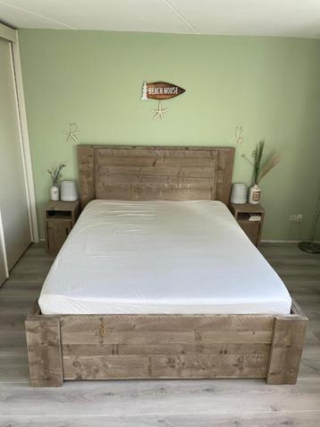 Tweepersoonsbedden van steigerhout  beschikbaar voor biedingen