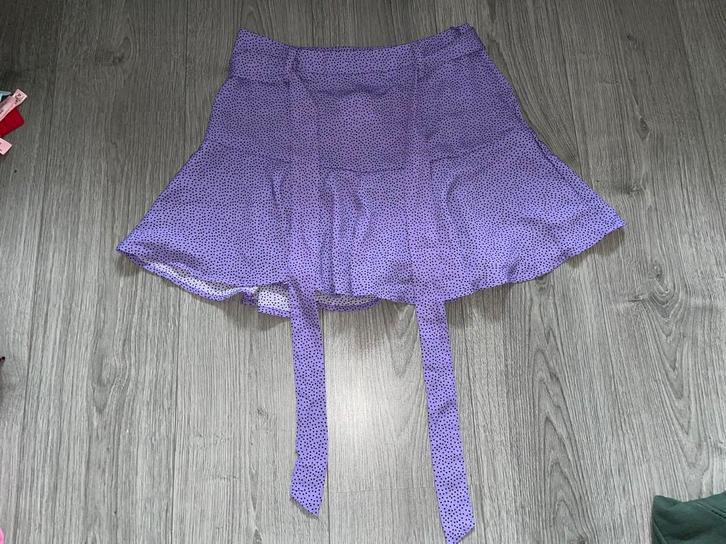 Stradivarius paarse ruffle broek rok met centuur mt L nieuw, Kleding | Dames, Rokken, Zo goed als nieuw, Maat 42/44 (L), Paars