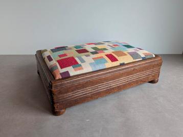 Klein vintage voetenbankje met kleurrijke gobelin stof.  beschikbaar voor biedingen