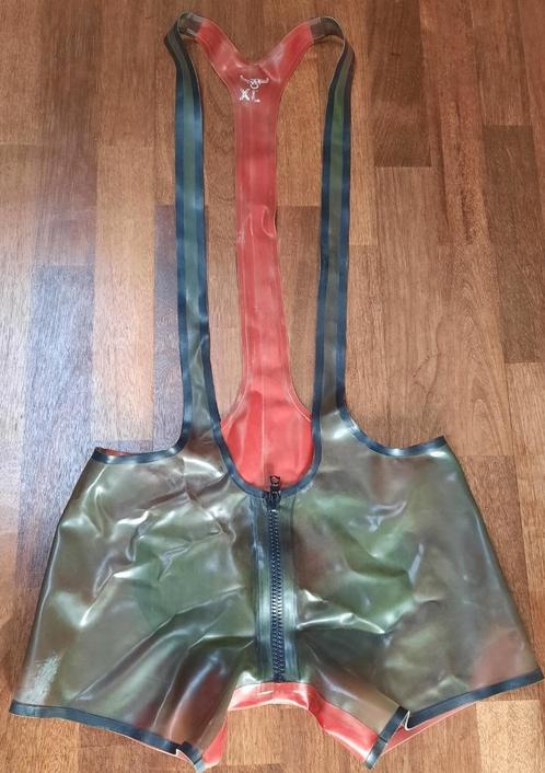 legergroen/rood latex worstelpak, Butscherei Lindinger kinky, Kleding | Heren, Ondergoed, Overige typen, Overige kleuren, Ophalen of Verzenden