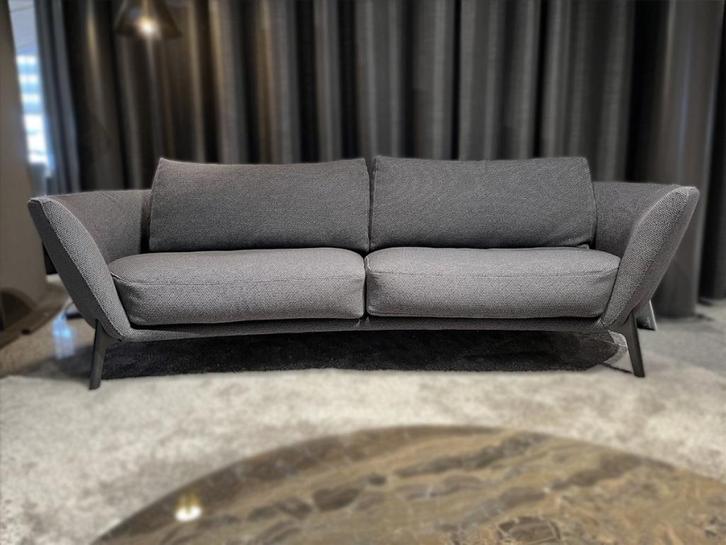 Leolux Rego Bank – showroommodel, Huis en Inrichting, Banken | Bankstellen, Zo goed als nieuw, Rechte bank, Driepersoons, 200 tot 250 cm