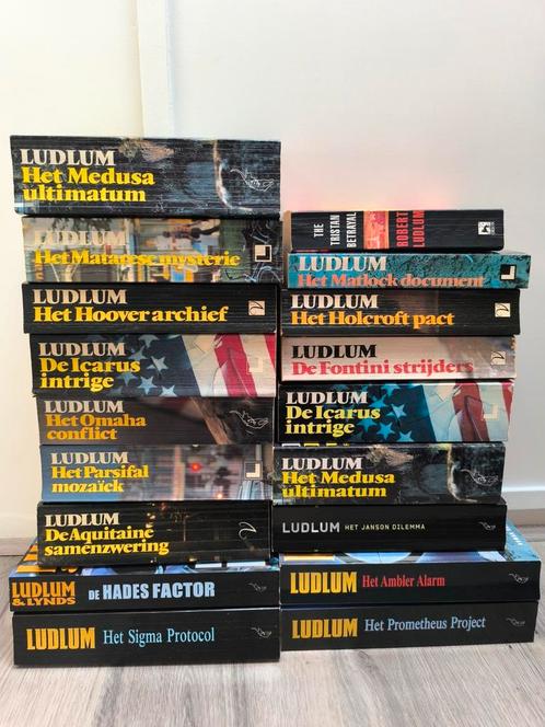 18 x Robert Ludlum verzameling, Boeken, Thrillers, Gelezen, Nederland, Ophalen
