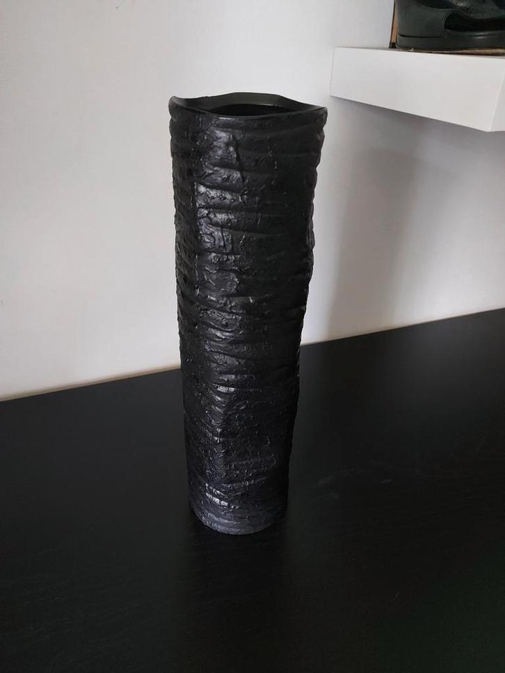 Brutalist Zwarte Vaas, Huis en Inrichting, Woonaccessoires | Vazen, Zo goed als nieuw, Zwart, Minder dan 50 cm, Aardewerk of Porselein
