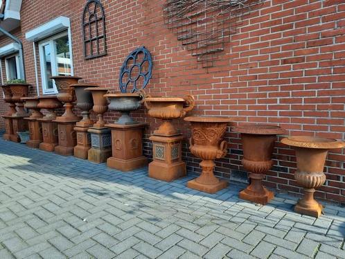 Gietijzeren tuinvazen tuinvaas bloempot bloembak op sokkel, Tuin en Terras, Tuinvazen, Nieuw, Ophalen