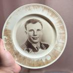 Vintage Sovjet Gagarin Bord – Phenolhars / Melamine – 24 cm, Ophalen of Verzenden