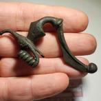 Bodemvondst grote bronzen romeinse fibula, Ophalen of Verzenden