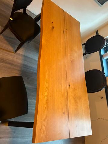 Eettafel met stoelen beschikbaar voor biedingen