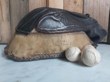 Oude lederen / benen "jeu de paume" handschoen + balletjes beschikbaar voor biedingen