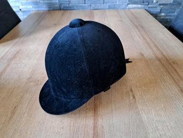 Paardrijhelm met strik – zo goed als nieuw beschikbaar voor biedingen