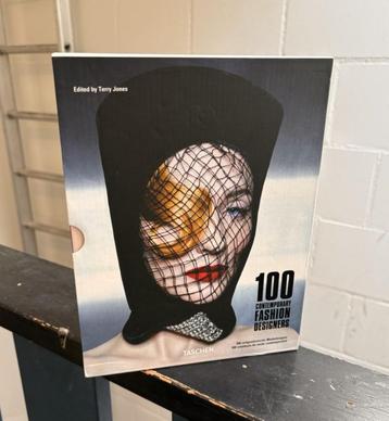100 Contemporary Fashion Designers beschikbaar voor biedingen