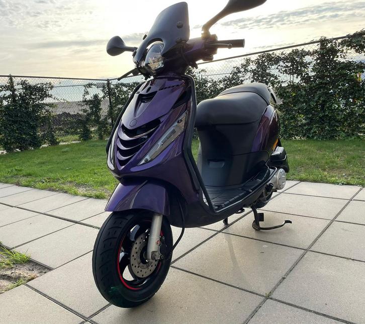 PIAGGIO ZIPP paars!, Fietsen en Brommers, Scooters | Piaggio, Zo goed als nieuw, Zip, Maximaal 45 km/u, Benzine, Ophalen