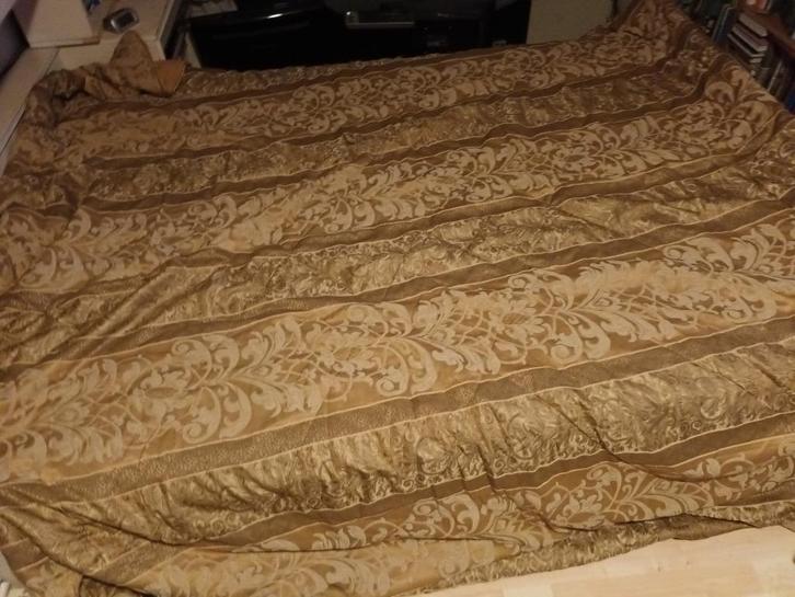 Zeer grote sprei deken Essenza goud bladmotief 262-243cm, Huis en Inrichting, Slaapkamer | Beddengoed, Zo goed als nieuw, Deken of Dekbed