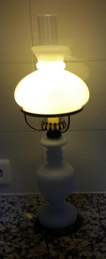 tafellamp / schemerlamp wit glas (model olielamp) beschikbaar voor biedingen
