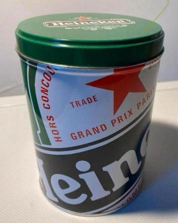 Groot rond Heineken blik. Hoogte 24 cm Doorsnede 18 cm. beschikbaar voor biedingen