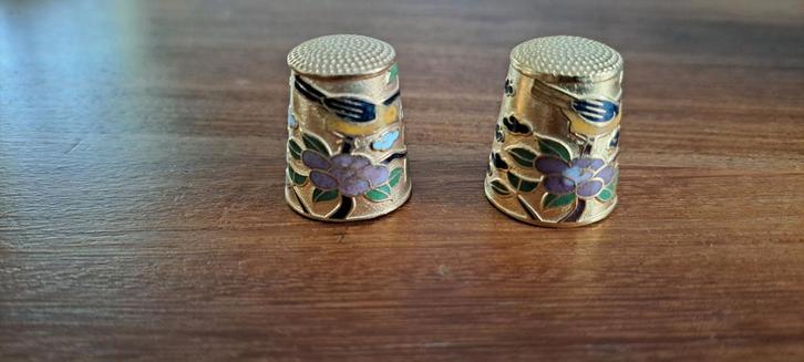 2 Cloisonné Vingerhoedjes vogel bloemen, Verzamelen, Overige Verzamelen, Ophalen of Verzenden