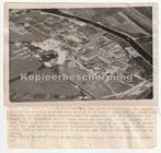 Oude persfoto luchtfoto luchthaven Schiphol rond 1948, Verzamelen, Luchtvaart en Vliegtuigspotten, Gebruikt, Verzenden, Kaart, Foto of Prent